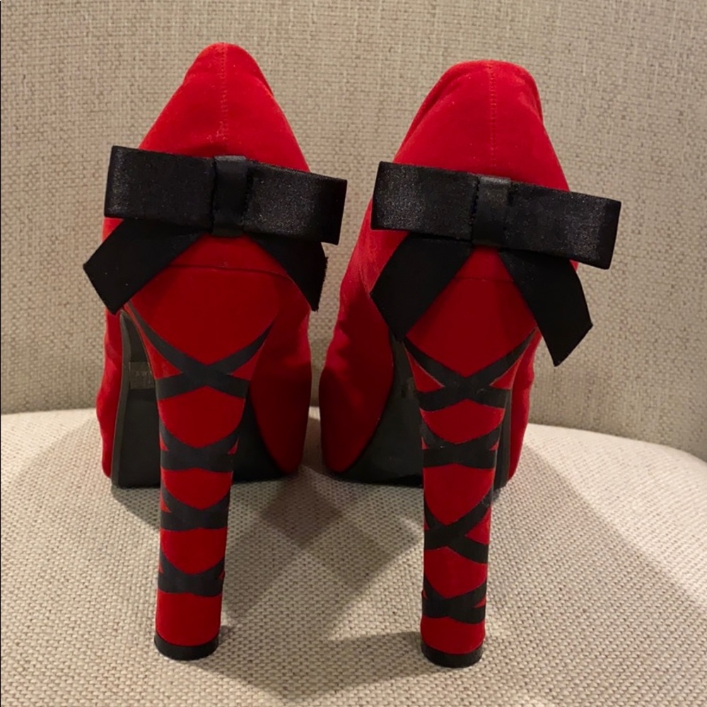 Shi by JOURNEYS peep toe heel with corset bow